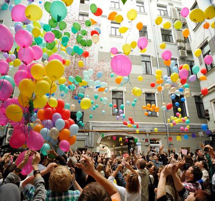 Запуск повітряних куль в москві