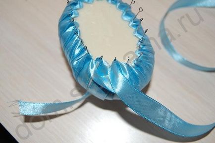 Кошик з трояндами з атласних стрічок (кінці атласної стрічки) Кошик з трояндами з атласних стрічок