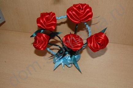 Кошик з трояндами з атласних стрічок (стрічок) Кошик з трояндами з атласних стрічок