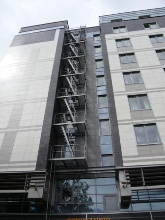 Зовнішні пожежні драбини яким вимогам повинні відповідати (операцій) Зовнішні пожежні драбини яким вимогам повинні відповідати