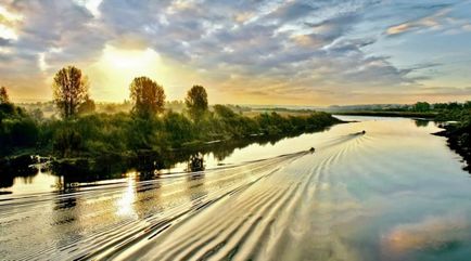 Світанок у річки фото