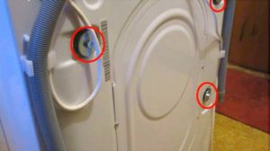 Болтовете на транзитни в частта на перална машина, където има
