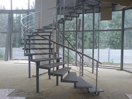 Half-вита стълба към втория етаж, на снимката в интериора