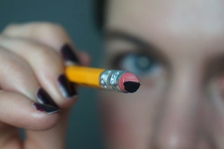 10 Eye-liner Genius Hacks pour Lazy, fauché, ou maladroites filles (eye-liner) 10 Eyeliner Genius Hacks pour Lazy, Broke, ou Clumsy filles