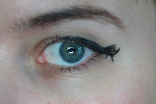 10 Eyeliner Genius Hacks pour Lazy, Broke, ou Clumsy filles (génie) 10 Eyeliner Genius Hacks pour Lazy, Broke, ou Clumsy filles