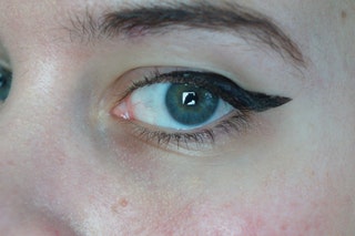 10 Eye-liner Genius Hacks pour Lazy, fauché, ou maladroites filles (cassé) 10 Eyeliner Genius Hacks pour Lazy, Broke, ou Clumsy filles