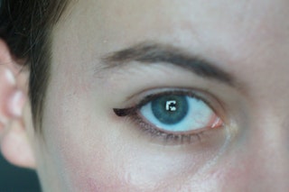 10 Eye-liner Genius Hacks pour Lazy, fauché, ou maladroites filles (cassé) 10 Eyeliner Genius Hacks pour Lazy, Broke, ou Clumsy filles