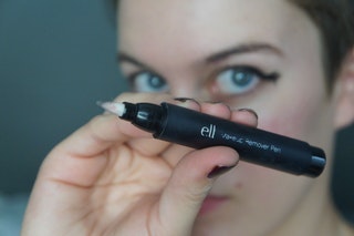 10 Eye-liner Genius Hacks pour Lazy, fauché, ou maladroites filles (paresseux) 10 Eyeliner Genius Hacks pour Lazy, Broke, ou Clumsy filles