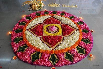 25 Designs Rangoli les plus colorés avec des fleurs (rangoli de fleurs) 25 Designs Rangoli les plus colorés avec des fleurs