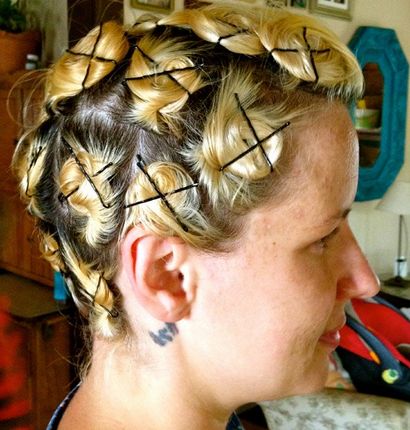 Créer des rétro avec des boucles au peigne broches baril, Offbeat Bride (comment faire 40s coiffure vague) Créer des rétro avec des boucles au peigne broches baril, Offbeat Bride