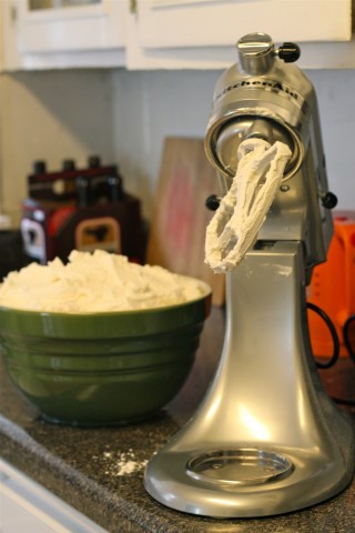 Crusting sans fusion de mes rêves buttercream et mon gâteau à la vanille préférée, thym Bombe (pas melt) Crusting sans fusion de mes rêves buttercream et mon gâteau à la vanille préférée, thym Bombe