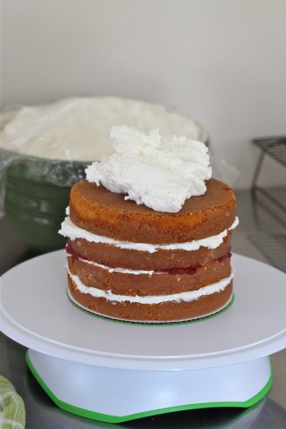 Crusting sans fusion de mes rêves buttercream et mon gâteau à la vanille préférée, thym Bombe (comment faire givrer non de fusion) Crusting sans fusion de mes rêves buttercream et mon gâteau à la vanille préférée, thym Bombe