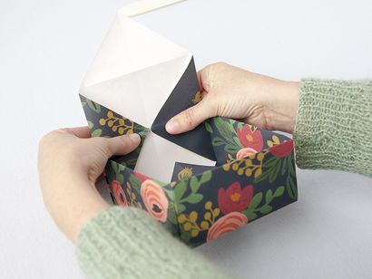 Bricolage Comment plier une boîte de papier - Blog Creativebug (replier chaque coin) Bricolage Comment plier une boîte de papier - Blog Creativebug