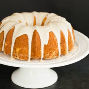 Eggnog gâteau Bundt au rhum Glaçage, Brown Eyed Baker (comment faire le gâteau de lait de poule) Eggnog gâteau Bundt au rhum Glaçage, Brown Eyed Baker