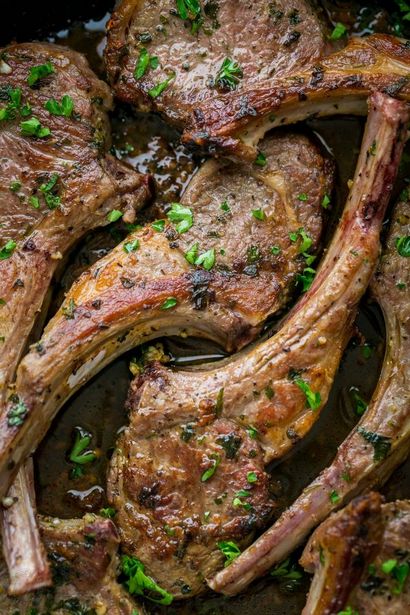 Ail et fines herbes Côtelettes d'agneau en croûte de recettes (comment faire des côtelettes de mouton sec) Ail et fines herbes Côtelettes d'agneau en croûte Recette