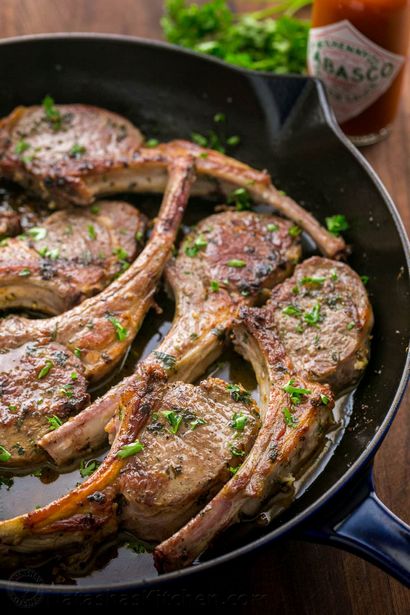 Ail et fines herbes Côtelettes d'agneau en croûte Recette (croûte) Ail et fines herbes Côtelettes d'agneau en croûte Recette