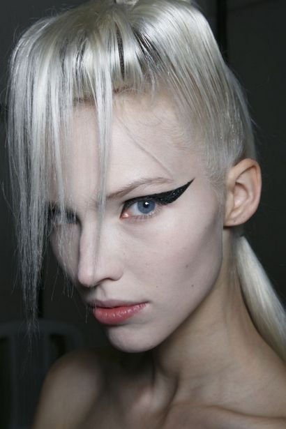 Obtenir et gardant les cheveux d'argent de vos rêves, StyleCaster (tenue) Obtenir et gardant les cheveux d'argent de vos rêves, StyleCaster