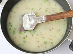 Gujarati Khichu Recette avec étape par étape Photos - farine de riz Khichu (recette) Gujarati Khichu Recette avec étape par étape Photos - farine de riz Khichu