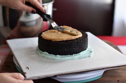 Comment obtenir un bord tranchant sur votre gâteau de crème au beurre (dièse) Comment obtenir un bord tranchant sur votre gâteau de crème au beurre