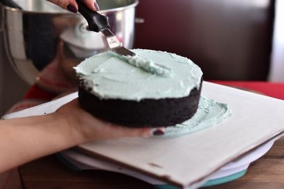 Comment obtenir un bord tranchant sur votre gâteau de crème au beurre (crème au beurre) Comment obtenir un bord tranchant sur votre gâteau de crème au beurre