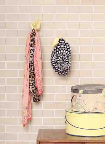 Comment faire pour papier mâché bricolage crochets à la main, Curbly (comment fabriquer du papier mâché main) Comment faire pour bricolage en papier mâché crochets à la main, Curbly