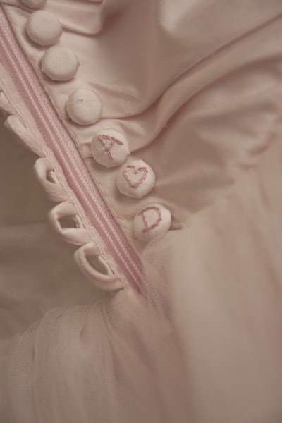 Comment Broder minuscules boutons pour la mariée et vêtements de cérémonie, pinsandthimbles (boutons) Comment Broder minuscules boutons pour la mariée et vêtements de cérémonie, pinsandthimbles