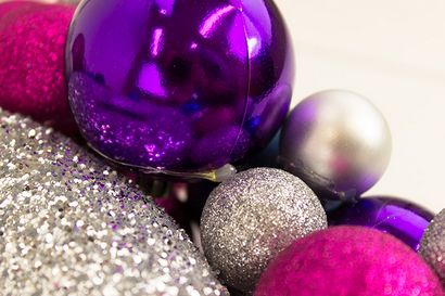 Comment faire une couronne de fleurs Boule de Noël, Fête Delights Blog (couronne) Comment faire une couronne de fleurs, fête de Noël Delights Blog Babiole