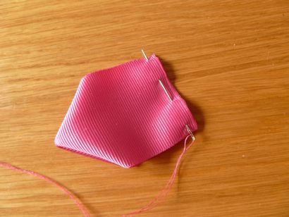 Comment faire un ruban de fleur de capot charme, Leannes Blog, Royaume-Uni Parenting - Blog Lifestyle (charmes landau comment faire) Comment faire un charme Pare-soleil Fleur ruban, Blog Leannes, Royaume-Uni Parenting - Blog Lifestyle