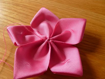 Comment faire un ruban de fleur de capot charme, Leannes Blog, Royaume-Uni Parenting - Blog Lifestyle (charmes landau comment faire) Comment faire un charme Pare-soleil Fleur ruban, Blog Leannes, Royaume-Uni Parenting - Blog Lifestyle