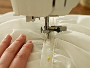 Comment coudre tissu froncé Pillow Shams, HGTV (Без кейворда) Comment coudre tissu froncé Pillow Shams, HGTV