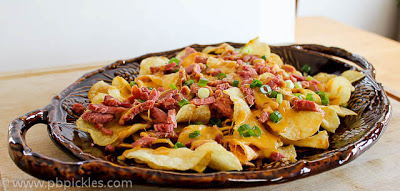 Irlandais Nachos avec sauce Guinness cheddar - Beurre d'arachide - cornichons à l'aneth (nachos) Irlandais Nachos avec sauce Guinness cheddar - Beurre d'arachide - cornichons à l'aneth