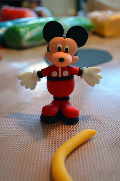 Mickey Mouse figure gumpaste, gâteau - Armoire (comment faire le gâteau mickey Fondant) Mickey Mouse figure gumpaste, gâteau - Armoire
