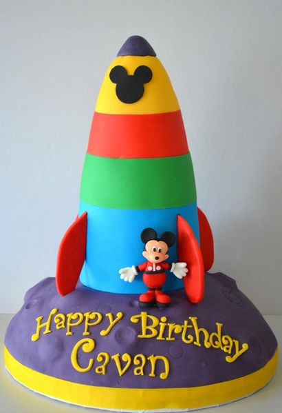Mickey Mouse figure gumpaste, gâteau - Armoire (souris) Mickey Mouse figure gumpaste, gâteau - Armoire