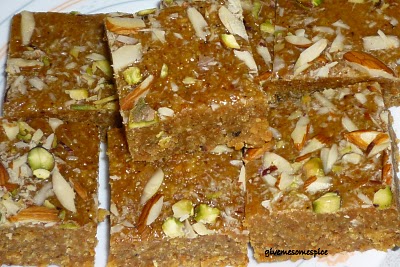 Mohanthal un traditionnel gujarati doux, authentiques recettes végétariennes, une cuisine traditionnelle indienne, (gujarati) Mohanthal une gujarati sucrée traditionnelle, authentique végétarien Recettes, nourriture traditionnelle indienne,