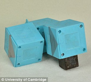robot mère construit des modèles enfants pour faire de chaque génération mieux que la dernière, Daily Mail en ligne (mère) robot mère construit des modèles enfants pour faire de chaque génération mieux que la dernière, Daily Mail en ligne