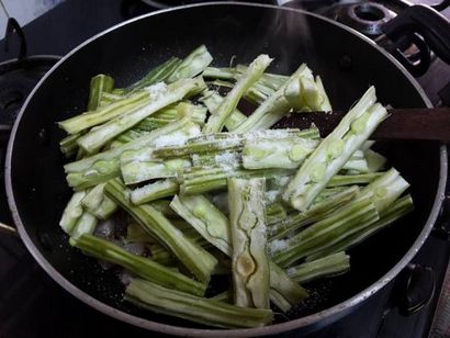 Muringakka Thoran- Kerala style et de noix de coco Drumstick Sauté, Swad (Thoran) Muringakka Thoran- Kerala style et de noix de coco Drumstick Sauté, Swad