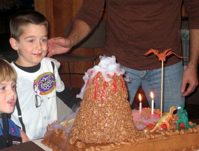 Assez facile volcan Éruption Gâteau d'anniversaire (avec de la glace sèche) 6 étapes (avec photos) (facile) Assez facile volcan Éruption Gâteau d'anniversaire (avec de la glace sèche) 6 étapes (avec photos)