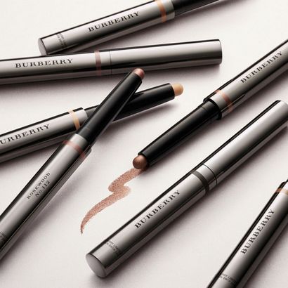 Le maquillage Maniac Comment maîtriser fard à paupières coupé-pli (beauté) Le maquillage Maniac Comment maîtriser coupe infroissable fard à paupières