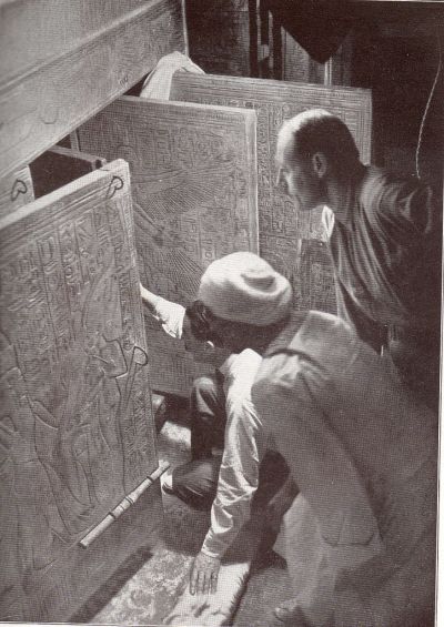 Le masque mortuaire de Toutankhamon endommagé Barbe a frappé au large, puis recollées avec mauvaise colle (colle endommagé masque mortuaire de Toutankhamon) Le masque mortuaire de Toutankhamon endommagé Barbe a frappé au large puis de nouveau coincé avec la colle mal