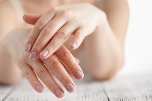 manicure europejski nieobrzynany manicure