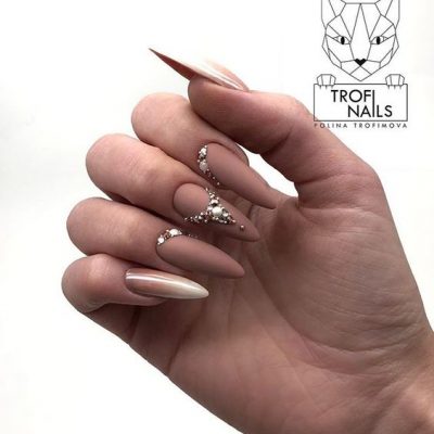 beżowo-brązowy manicure beżowy manicure