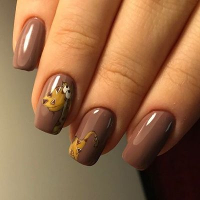 beżowo-brązowy manicure beżowy manicure