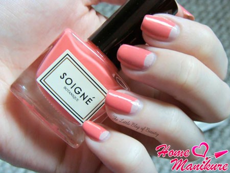 księżycowy manicure zdjęcie kolor paznokcie projekt francuski czerwony czarny dżetów beżowy manicure