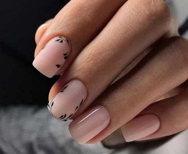 beżowo-brązowy manicure beżowy manicure