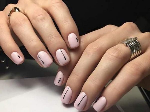 beżowo-brązowy manicure beżowy manicure