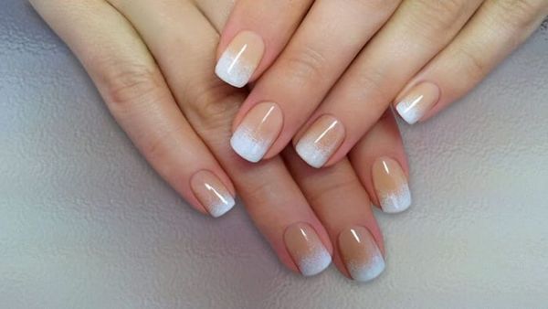 beżowy manicure beżowo-brązowy manicure