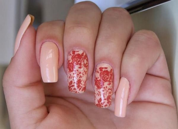 beżowy manicure beżowo-brązowy manicure