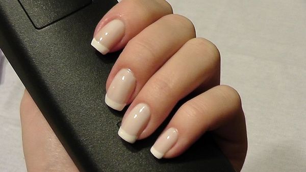 beżowo-brązowy manicure beżowy manicure