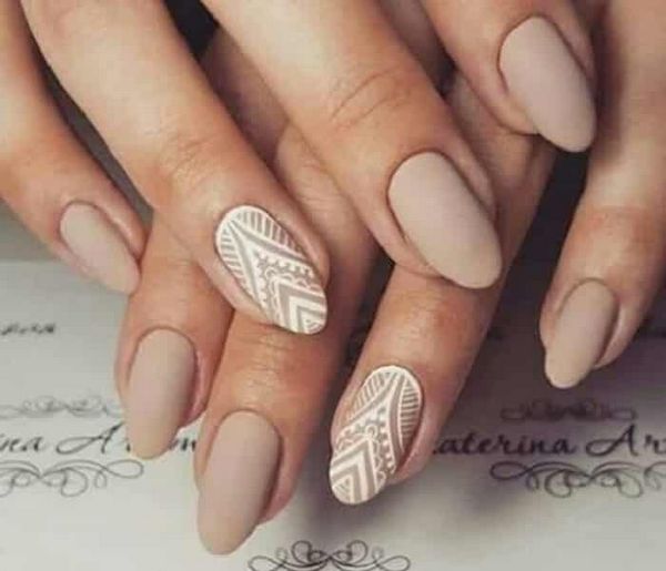 beżowy manicure beżowo-brązowy manicure