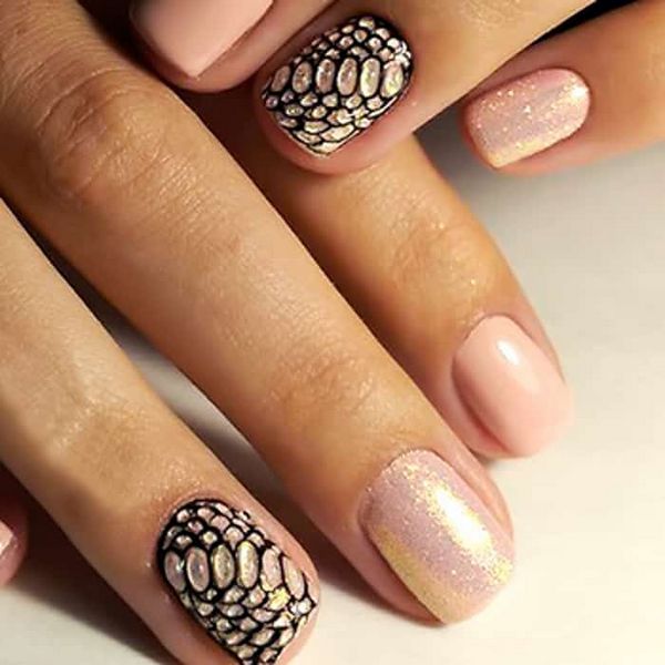 beżowo-brązowy manicure beżowy manicure
